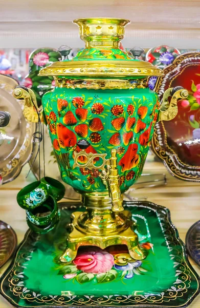 五颜六色的传统俄罗斯萨莫瓦尔茶壶在纪念品商店i — 图库照片