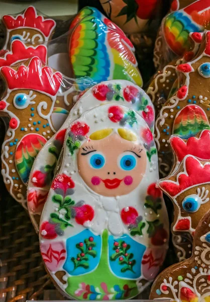 Pryaniki, russische Honig-Gewürzkekse, in Form von Matrjoschka-Puppen in einem Lebensmittelgeschäft in Sankt Petersburg Russland — Stockfoto