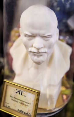 Lenin'in el yapımı beyaz çikolata büstü, Rusya'nın Saint Petersburg kentindeki ünlü bakkal Eliseevsky'de sergileniyor
