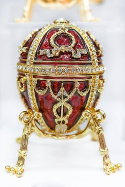 Saint Petersburg Rusya turistler için Faberge müzesinde resmi mağaza süslü kırmızı ve altın Faberge yumurta hediyelik eşya