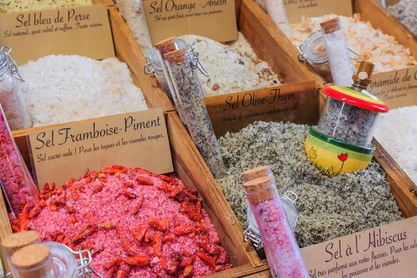 Flavored salts for sale with a handwritten signs at a local outdoor farmers market in Nice, France — Stock Photo, Image