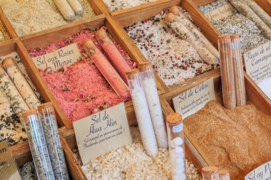 Kereviz, Fas gül ve Nice, Fransa yerel bir çiftçi pazarında satılık diğer otlar ile Egzotik aromalı tuzlar