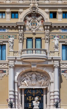 Place du Casino'daki Monako'daki ünlü Grand Casino veya Monte Carlo Casino'nun süslü Beaux Arts tarzı detayları