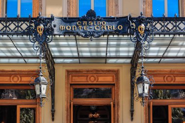 Place du Casino'daki Monako'daki ünlü Grand Casino veya Monte Carlo Casino'nun süslü Beaux Arts tarzı detayları