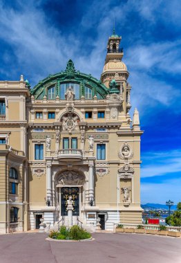 Place du Casino'daki Monako'daki ünlü Grand Casino veya Monte Carlo Casino'nun süslü Beaux Arts tarzı detayları