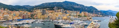 Lüks yatlar ve grand standları ile Monte Carlo panorama Monako Grand Prix F1 yarış için liman, Cote d'Azur