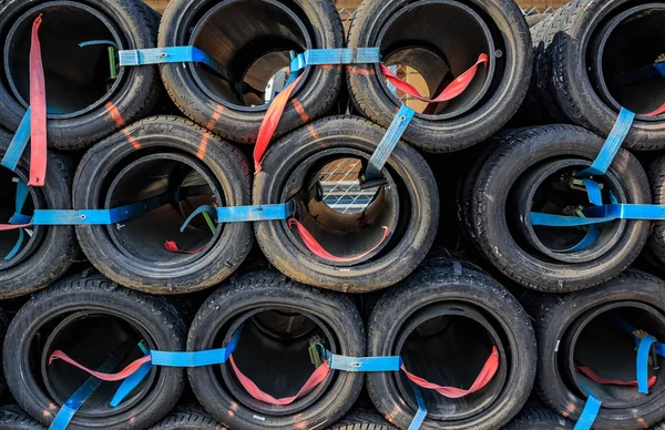 Neumáticos de coche instalados como barreras en la calle para la carrera del Gran Premio de Mónaco F1 en Mónaco, Costa Azul — Foto de Stock