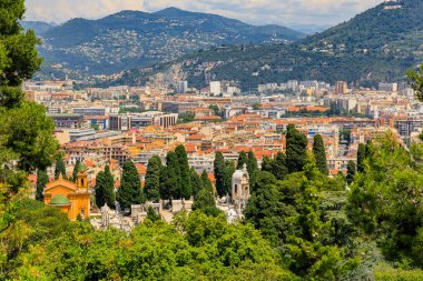 Old Town Vieille Ville eski kiremit çatılar ve Nice Fransız Rivieracote d'Azur Fransa Castle Hill mezarlıkta mezarlar