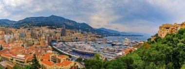 Lüks yatlar ve grand standları ile Monte Carlo panorama Monako Grand Prix F1 yarış için liman, Cote d'Azur