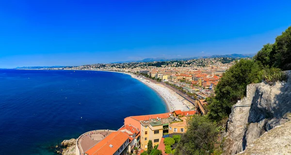 Blick auf schöne Stadtlandschaft auf die Altstadt von Vieille ville in schöner französischer Riviera am Mittelmeer, Cote d 'Azur, Frankreich — Stockfoto