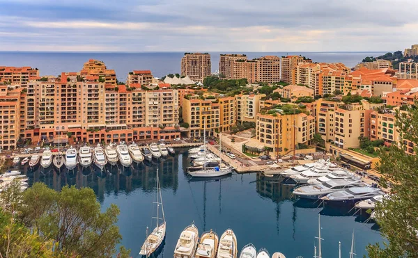 Marina em Mônaco Ville com iates de luxo e apartamentos no porto de Mônaco, Cote d 'Azur ou a Riviera Francesa — Fotografia de Stock