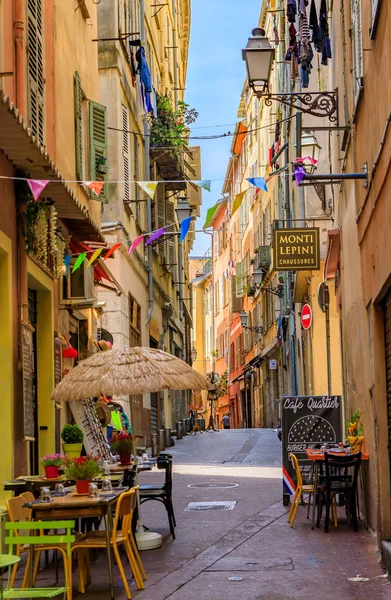 Tiendas tradicionales y pintorescos restaurantes en las casas antiguas en las calles estrechas Vielle Ville Niza, Francia — Foto de Stock