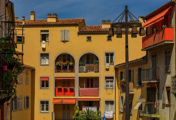 Staré tradiční domy v úzkých uličkách ve starém městě Vielle Ville v Nice na jihu Francie — Stock fotografie