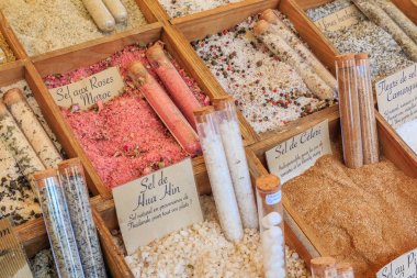 Kereviz, Fas gül ve Nice, Fransa yerel bir çiftçi pazarında satılık diğer otlar ile Egzotik aromalı tuzlar