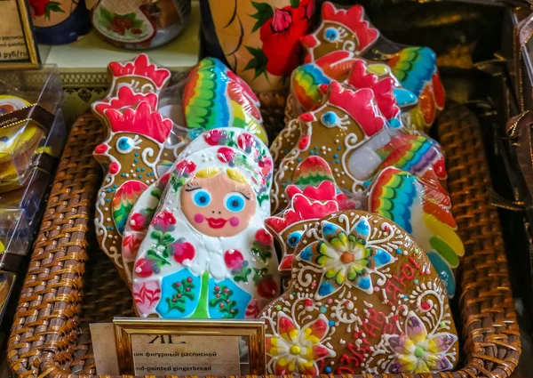Pryaniki, russische Honig-Gewürzkekse, ausgestellt im berühmten Lebensmittelgeschäft eliseevsky in Sankt Petersburg, Russland — Stockfoto