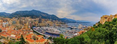 Lüks yatlar ve grand standları ile Monte Carlo panorama Monako Grand Prix F1 yarış için liman, Cote dazur