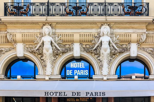 Utsmyckade utsidan av den berömda Hotel de Paris i Monte Carlo Monaco, regelbundet noterat på Conde Nast Traveler Gold List — Stockfoto