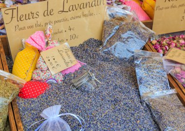 Nice, Fransa'da yerel bir açık hava çiftçi pazarında el yazısı işaretleri ile satılık kurutulmuş provencal lavanta çiçekleri