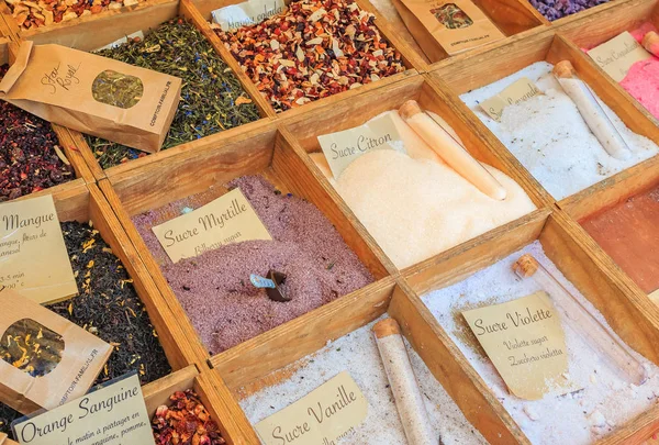 Nice, Fransa'da yerel bir açık hava çiftçi pazarında satılık aromalı çaylar ve infüzyon