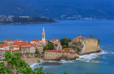 Gün batımında Karadağ'da Hisar ve Adriyatik Denizi ile Budva Eski Şehir