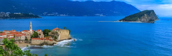 布德瓦老城与黑山城堡和亚得里亚海的全景 — 图库照片