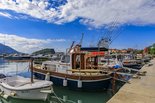 Barcos no porto e na marina pela cidade velha em Budva Montenegro no mar Adriático — Fotografia de Stock
