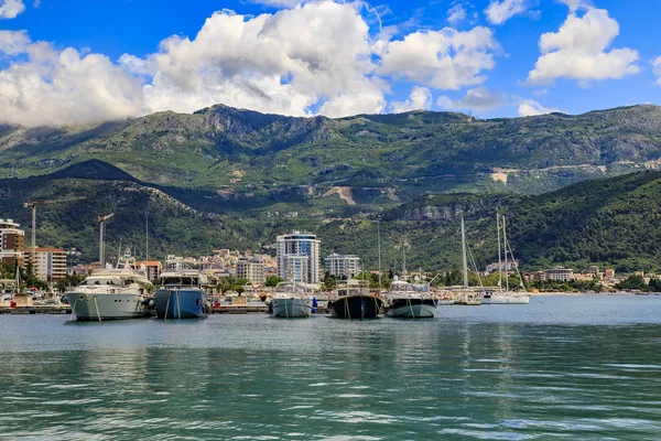 Adriyatik Denizi'ndeki Budva Karadağ'da Eski kentte liman ve marinada tekneler