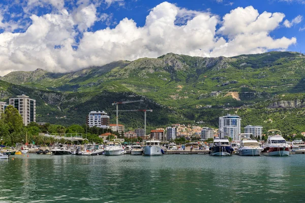 Adriyatik Denizi'ndeki Budva Karadağ'da Eski kentte liman ve marinada tekneler