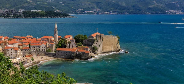 Panorama starego miasta w Budvie z Cytadelą i Morzem Adriatyckim w Czarnogórze — Zdjęcie stockowe