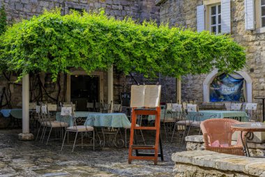 Adriyatik Denizi'nde Balkanlar'da Budva Karadağ Eski kasabasında Pitoresk açık hava restoranı