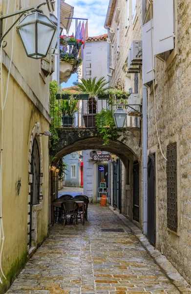 Pintorescas calles estrechas del casco antiguo de Budva Montenegro en los Balcanes en el mar Adriático — Foto de Stock