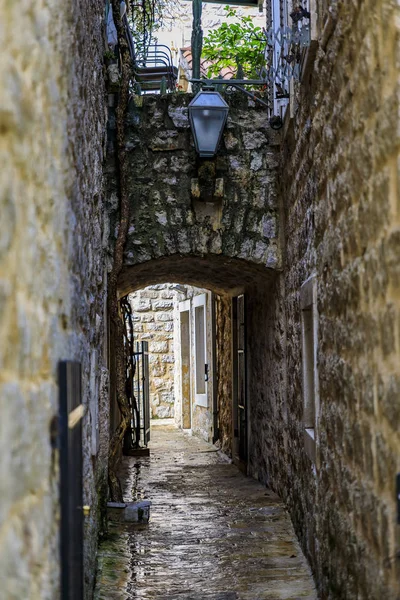 Ruas estreitas pitorescas da cidade velha em Budva Montenegro nos Balcãs no mar Adriático — Fotografia de Stock