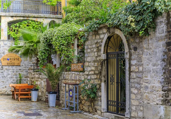 Pittoreske smalle straatjes van de oude stad in Budva Montenegro in de Balkan aan de Adriatische Zee — Stockfoto