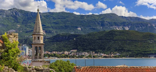 Budva Ciudad Vieja de la Ciudadela con la iglesia de la Santísima Trinidad y el Mar Adriático en el fondo en Montenegro, Balcanes — Foto de Stock