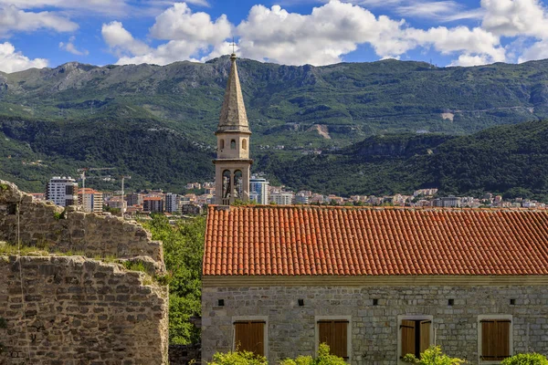 Budva Altstadt von der Zitadelle mit der Dreifaltigkeitskirche und den Bergen im Hintergrund in Montenegro, Balkan — Stockfoto