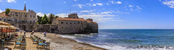 A Budva óváros fellegvára és az Adriai-tenger panorámája egy szabadtéri kávézóval a Richard s Head strandján Montenegróban, Balkánon — Stock Fotó