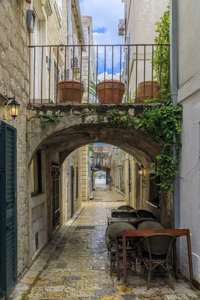 Pintorescas calles estrechas del casco antiguo de Budva Montenegro en los Balcanes en el mar Adriático — Foto de Stock