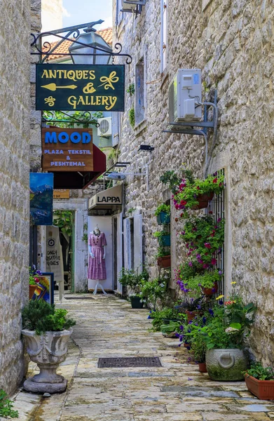 Pintorescas calles estrechas del casco antiguo de Budva Montenegro en los Balcanes en el mar Adriático — Foto de Stock