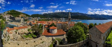 Karadağ, Balkanlarda arka planda kutsal Trinity Kilisesi ve Adriyatik Denizi ile Kalesi 'nden Budva eski kenti