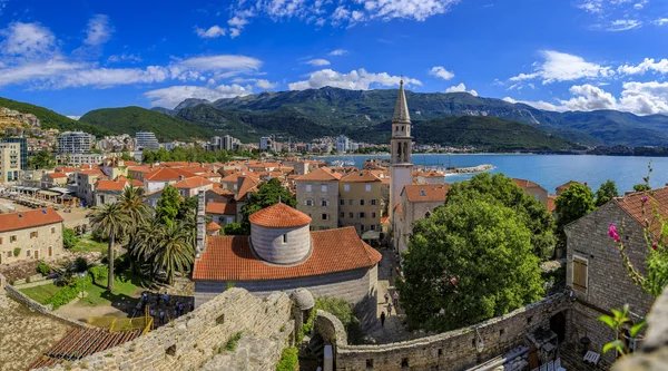 Budva Altstadt von der Zitadelle mit der Dreifaltigkeitskirche und dem adriatischen Meer im Hintergrund in Montenegro, Balkan — Stockfoto