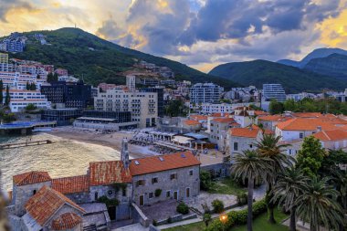 Adriyatik Denizi ve Richard s Head sahili ile kale 'den Budva eski kent hava görünümü Karadağ, Balkanlar 'da günbatımı