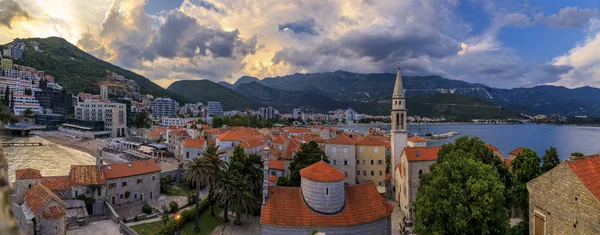 Budva Old Town la apusul soarelui de la Cetatea cu biserica Sfânta Treime, Marea Adriatică și plaja Richard 's Head din Muntenegru — Fotografie, imagine de stoc