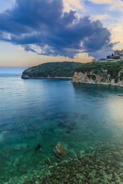 Karadağ, Balkanlar 'da gün batımında Richard s Head Plajı ve Adriyatik Denizi ile kale 'den Budva eski kenti