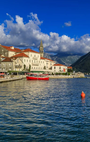Landschappelijk uitzicht op de ansichtkaart perfecte historische stad Perast in de baai van Kotor op een zonnige dag in de zomer, Montenegro — Stockfoto