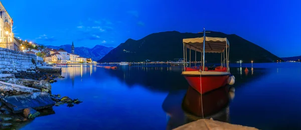 Pôr do sol vista panorâmica de Kotor Bay e um barco atracado no cartão postal cidade perfeita de Perast, Montenegro, exposição longa — Fotografia de Stock