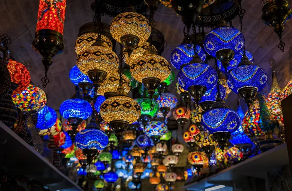 Karadağ'ın Kotor eski kentinde bir hediyelik eşya dükkanında satılık geleneksel renkli dekoratif Türk oryantal lambalar — Stok fotoğraf