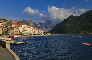 Karadağ 'ın başkenti Kotor Körfezi' nde, güneşli bir yaz gününde mükemmel tarihi Perast kasabasının posta kartı manzarası