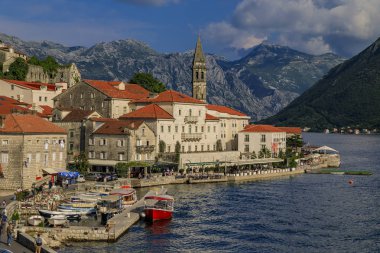 Karadağ 'ın başkenti Kotor Körfezi' nde, güneşli bir yaz gününde mükemmel tarihi Perast kasabasının posta kartı manzarası