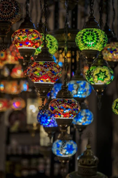 Lámparas orientales turcas decorativas coloridas tradicionales para la venta en una tienda de recuerdos en el casco antiguo de Kotor en Montenegro — Foto de Stock