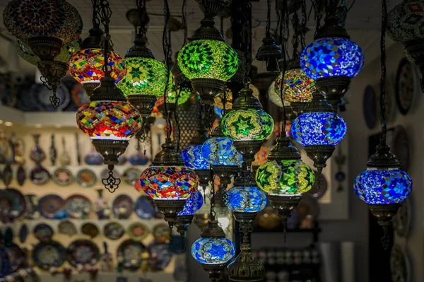 Lámparas y cerámicas orientales turcas coloridas tradicionales a la venta en una tienda de recuerdos en el casco antiguo de Kotor en Montenegro — Foto de Stock